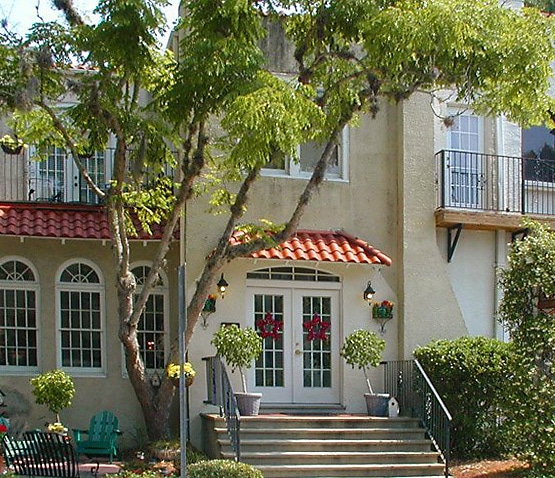 Side entrance to Casa de Suenos